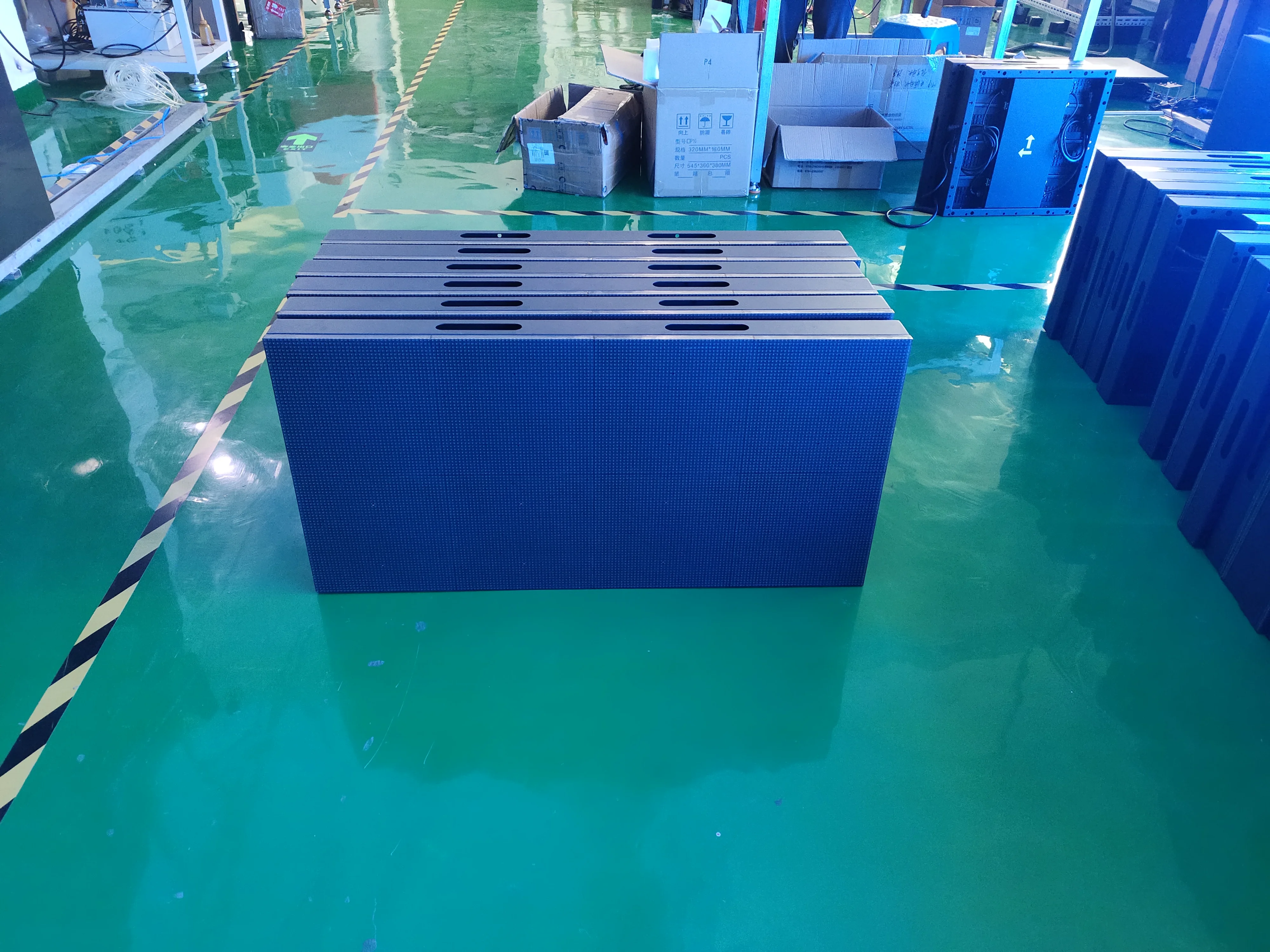 В големите търговски центрове и хотели вграден чип за индукция на интерактивни плочки за пода, водоустойчив